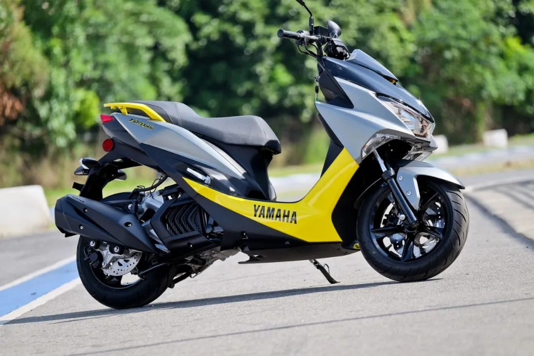 运动150踏板的鼻祖,雅马哈发布全新force155配备abs,tcs