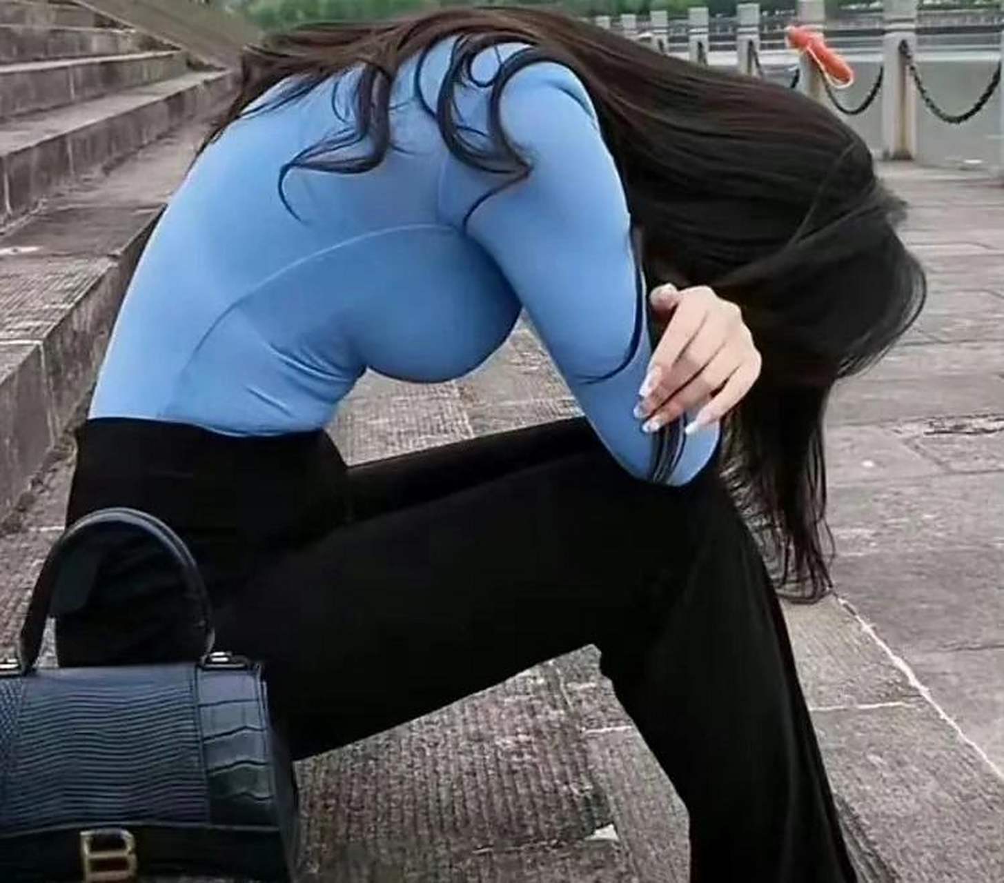 她蹲下来抱头痛哭的一瞬间,你就错了.