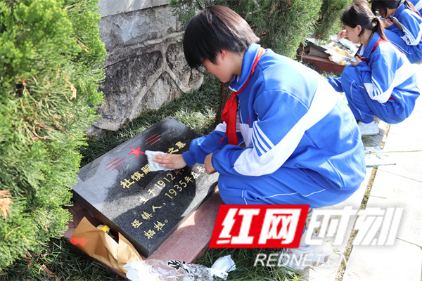 慈利县一鸣中学:清明祭英烈 追昔思奋进