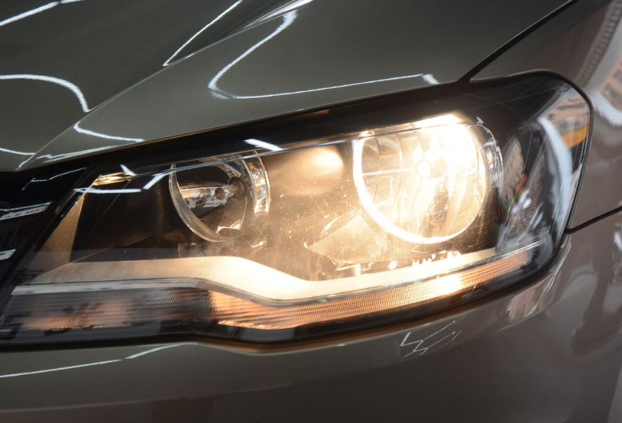 汽车卤素车灯换成led灯后,能过年检吗?按照国家规定就可以