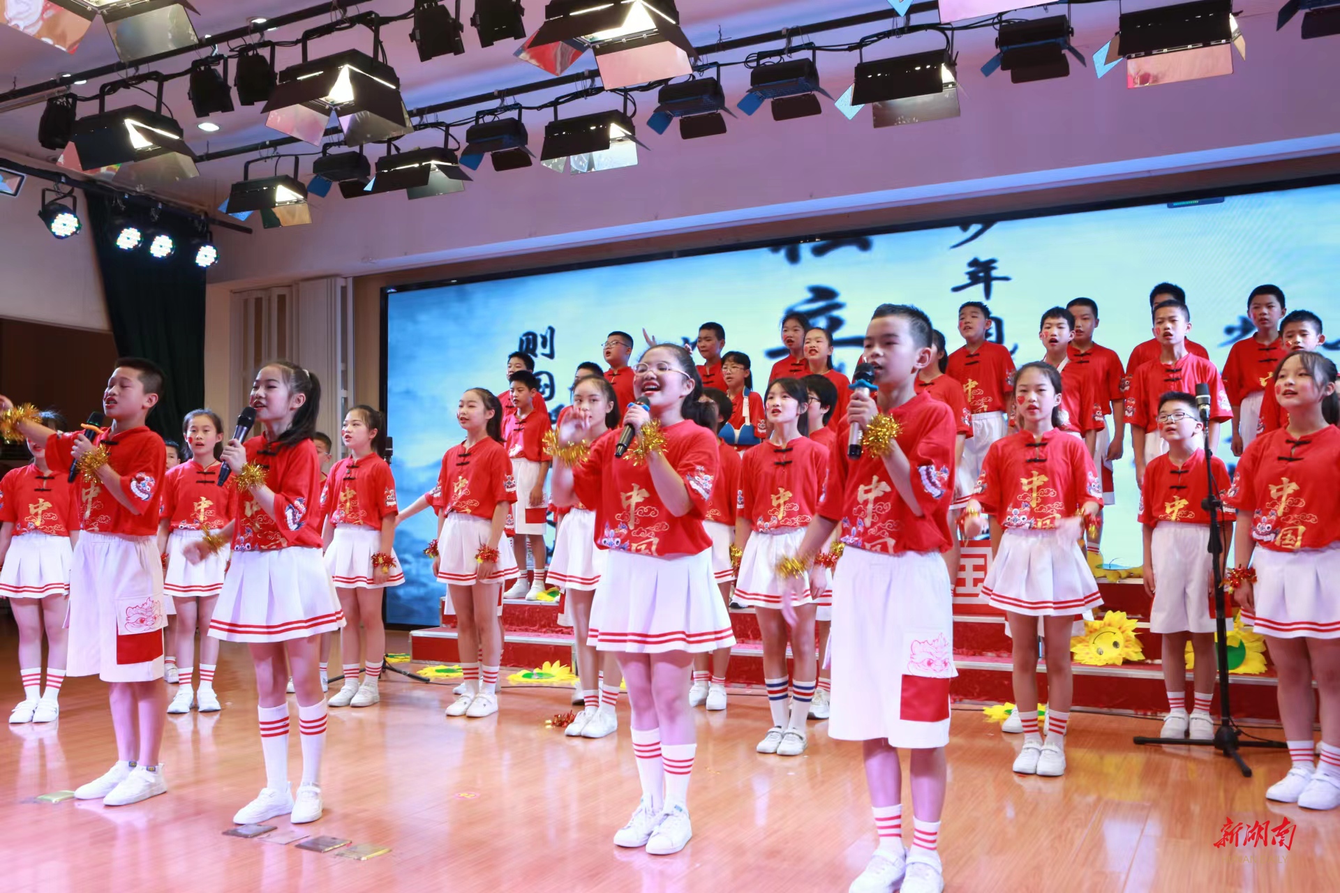 马王堆小学:学生变身小小歌唱家,最美歌声献给党