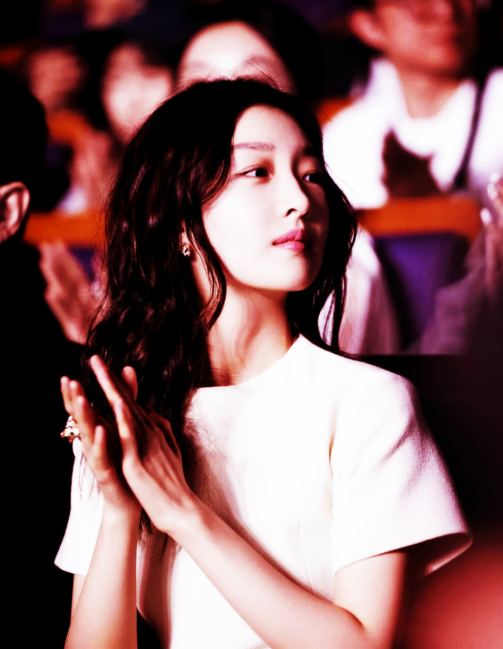 周冬雨变的非常漂亮,一张干净精致的脸蛋,白皙细腻的皮肤,胜过很多女