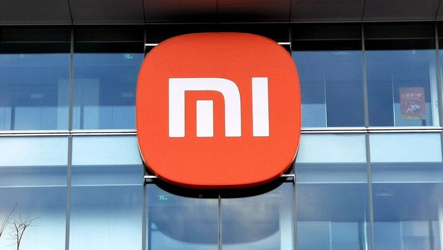 小米科技公司标志展示在玻璃幕墙上的广告牌上