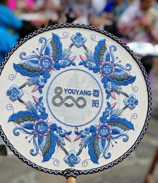 "酉阳800"文创产品酉州苗绣在新加坡受热捧