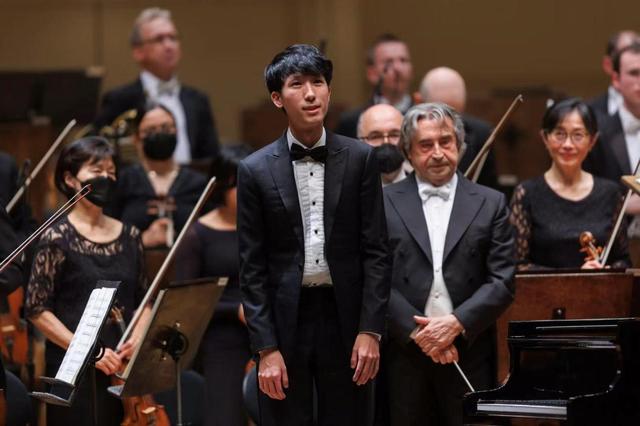 华裔钢琴家陆逸轩惊艳亮相芝加哥交响乐团