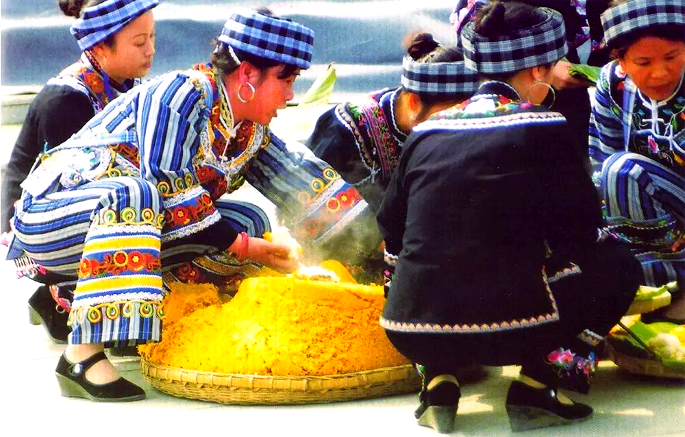 布依族传统美食之旅:血豆腐,五色糯米饭与油团粑