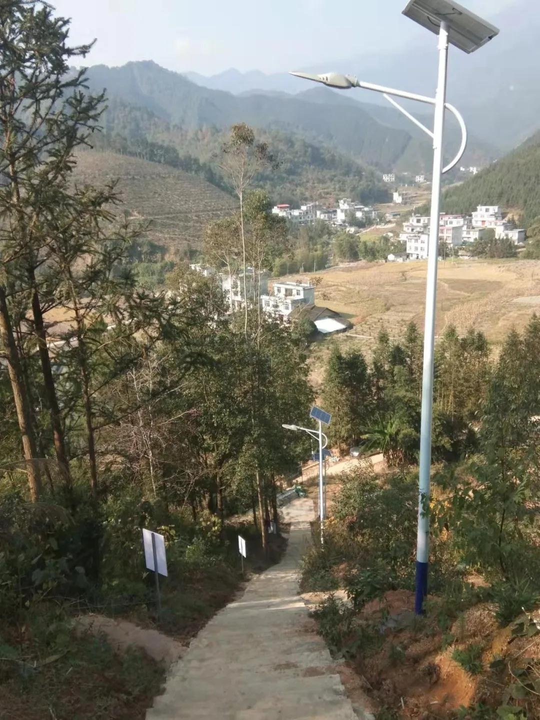 八步区里松镇:遍访农村党员 搭建连心桥梁