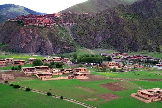 德格县宗萨寺:莲师闭关圣地"荣美嘎莫达仓",莲师十三虎穴之一