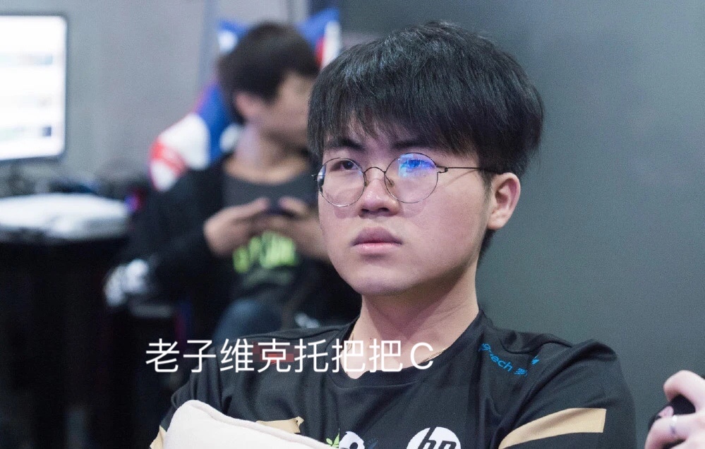 lol:小虎点评gnr比赛,姿态把把c的维克托成突破口,让男最无辜