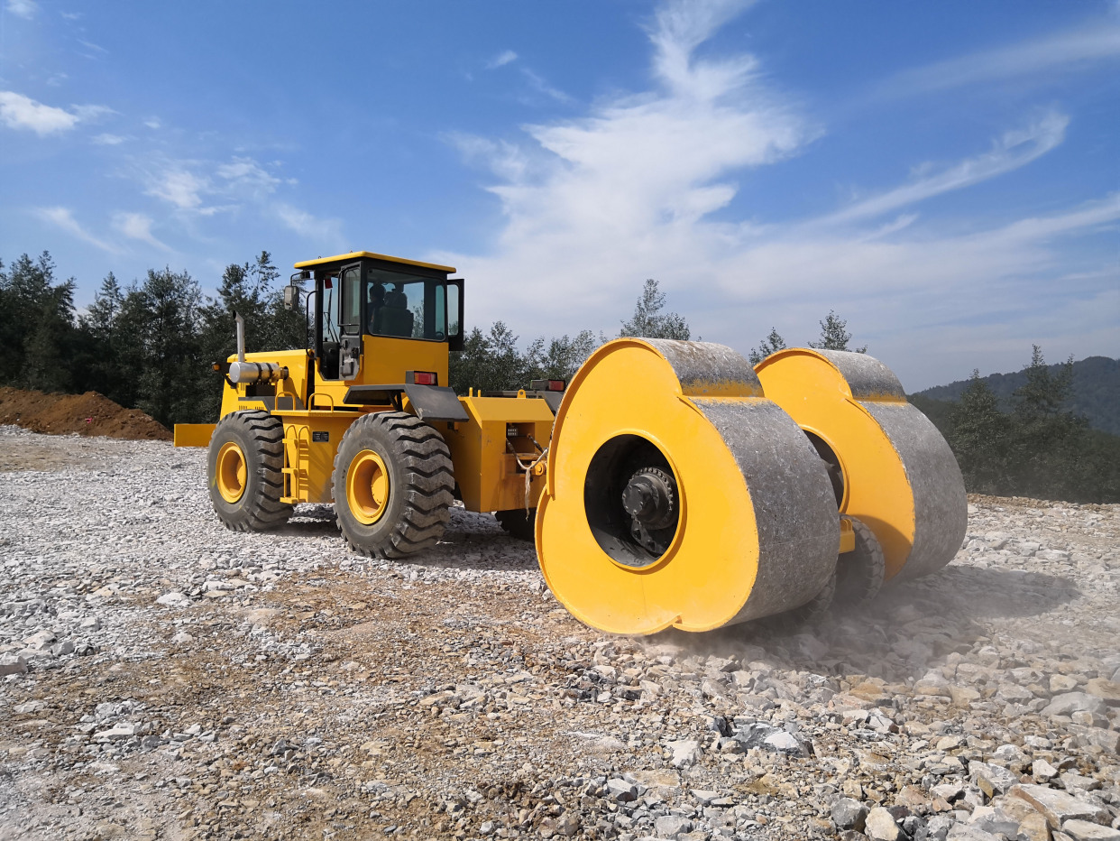 三边形冲击压路机路基冲击碾压施工工艺