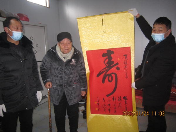 汝州临汝镇临东村拜访慰问老党员送"寿"