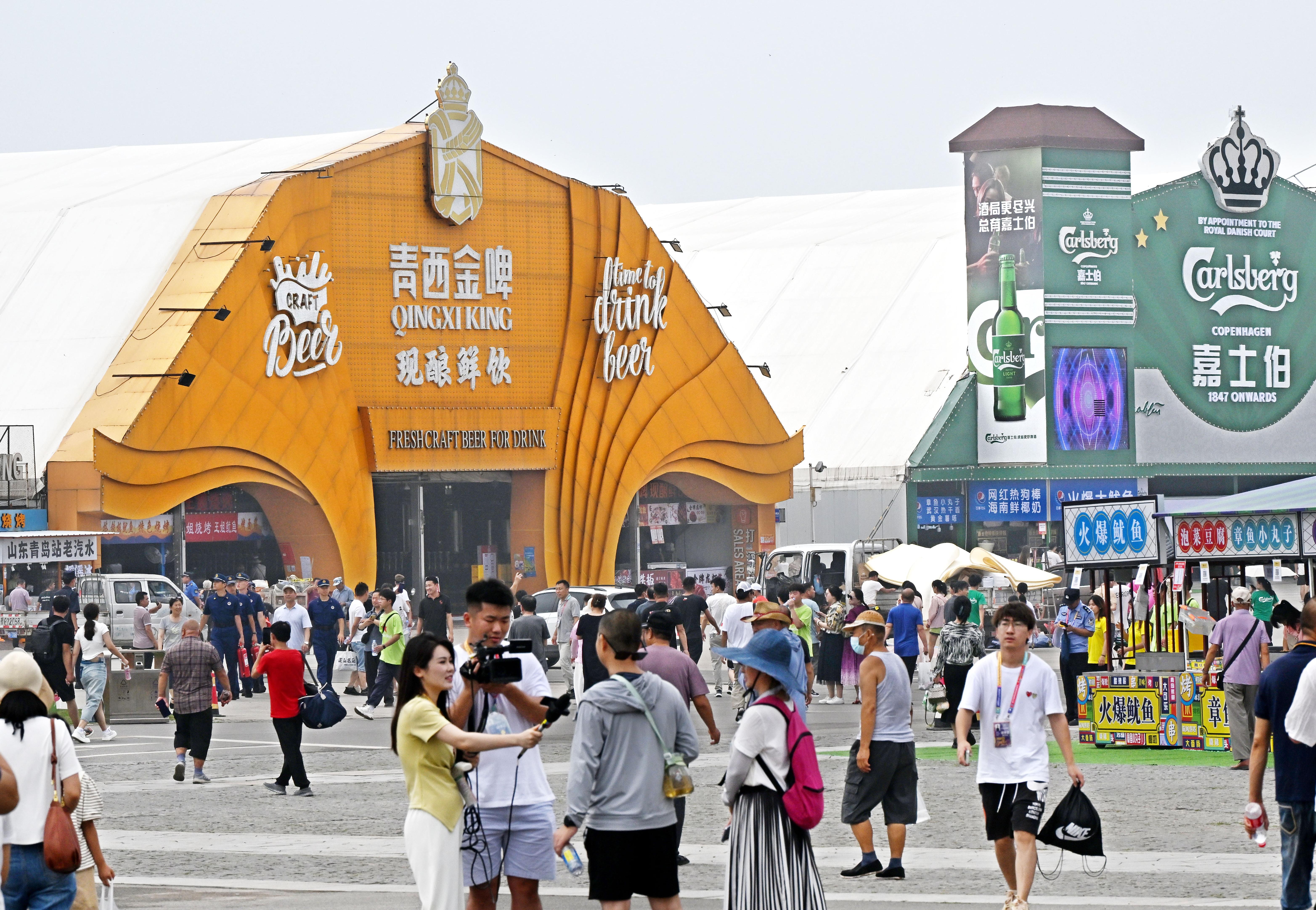 (经济)第33届青岛国际啤酒节金沙滩啤酒城开城