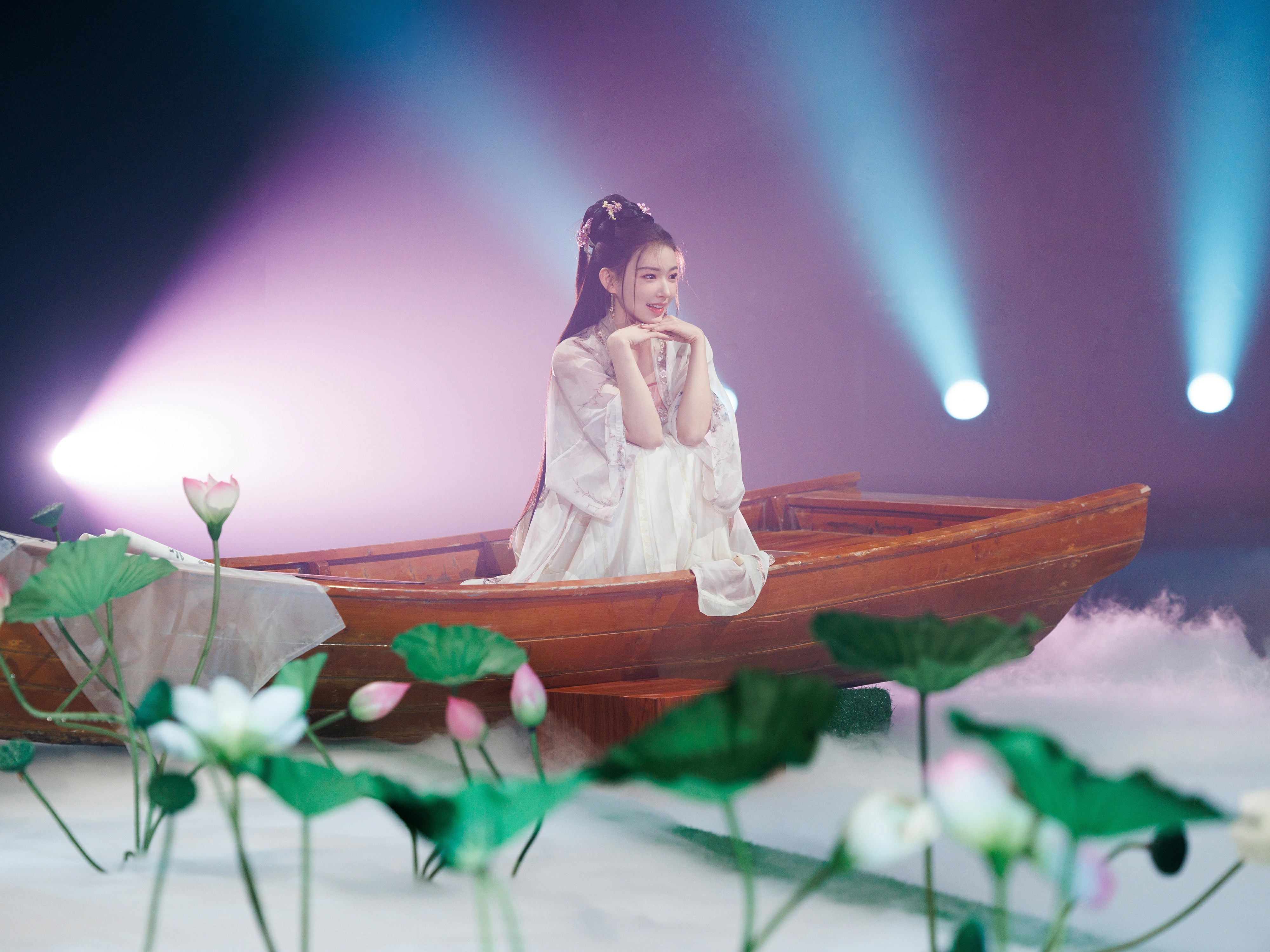 程潇穿粉色轻纱汉服裙演绎舞台剧 造型甜美 一颦一笑尽显温柔气质