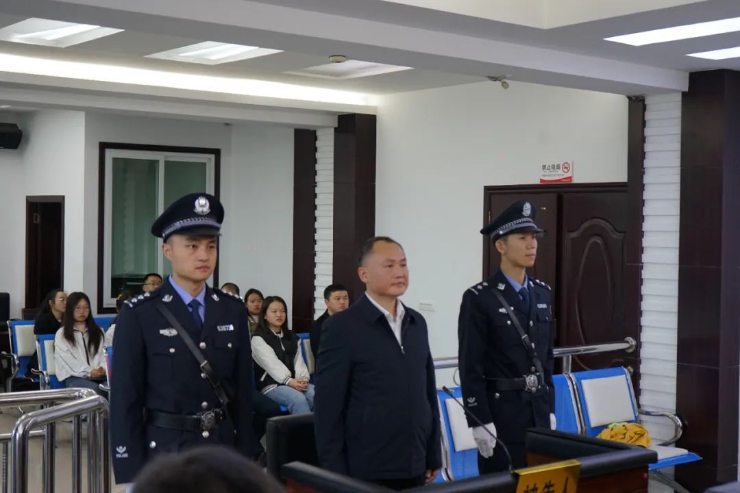 黔东南州委原书记安九熊受贿案一审开庭