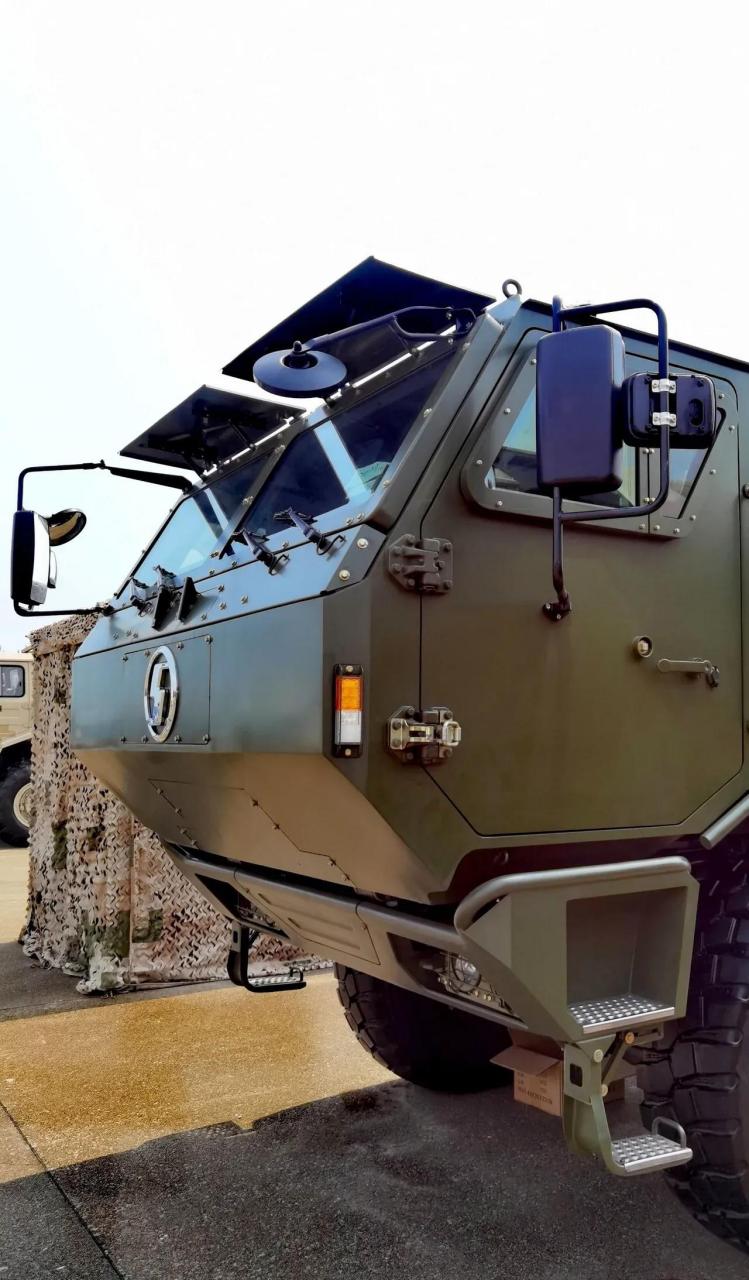 我军第三代军用卡车陆续服役,第三代卡车的特点就是越野能力更强,可适