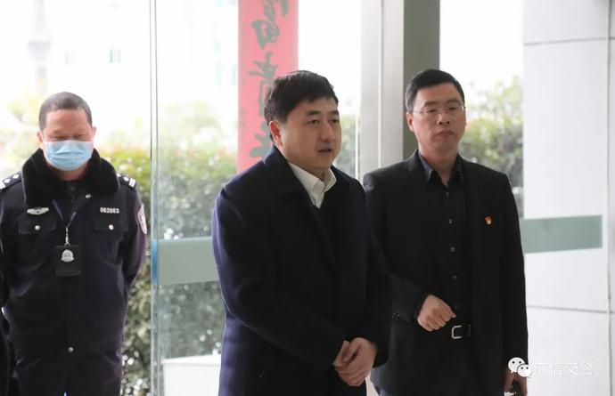 广信区委副书记王旻春节前夕慰问公安交警!