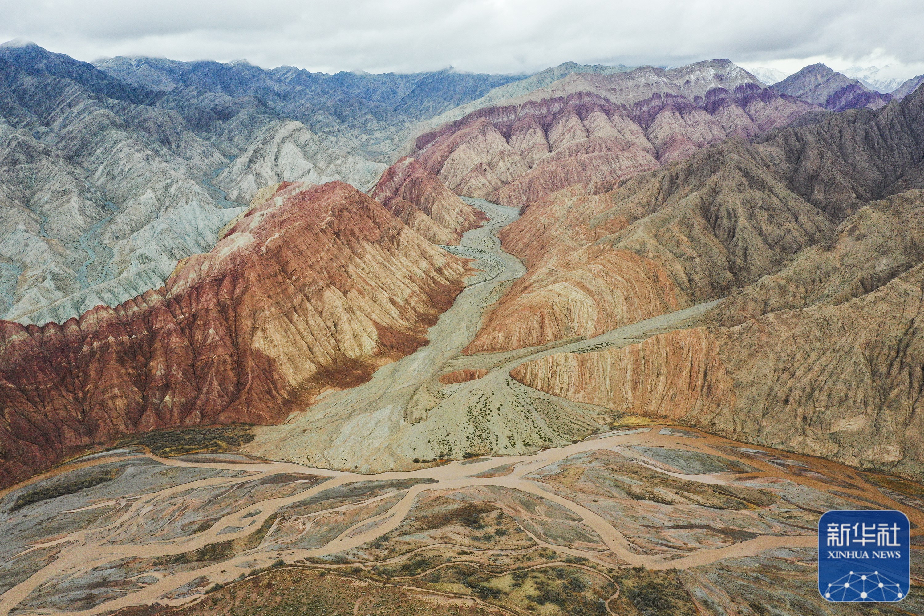 天山-昆仑山交汇处:色彩斑斓 风景如画