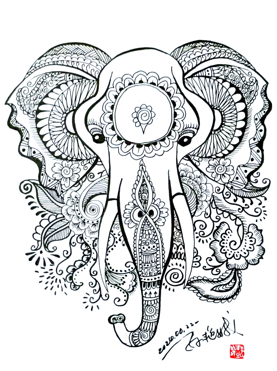 在绘制大象右侧的花纹时,可以选择与左侧不对称的设计,只要两者