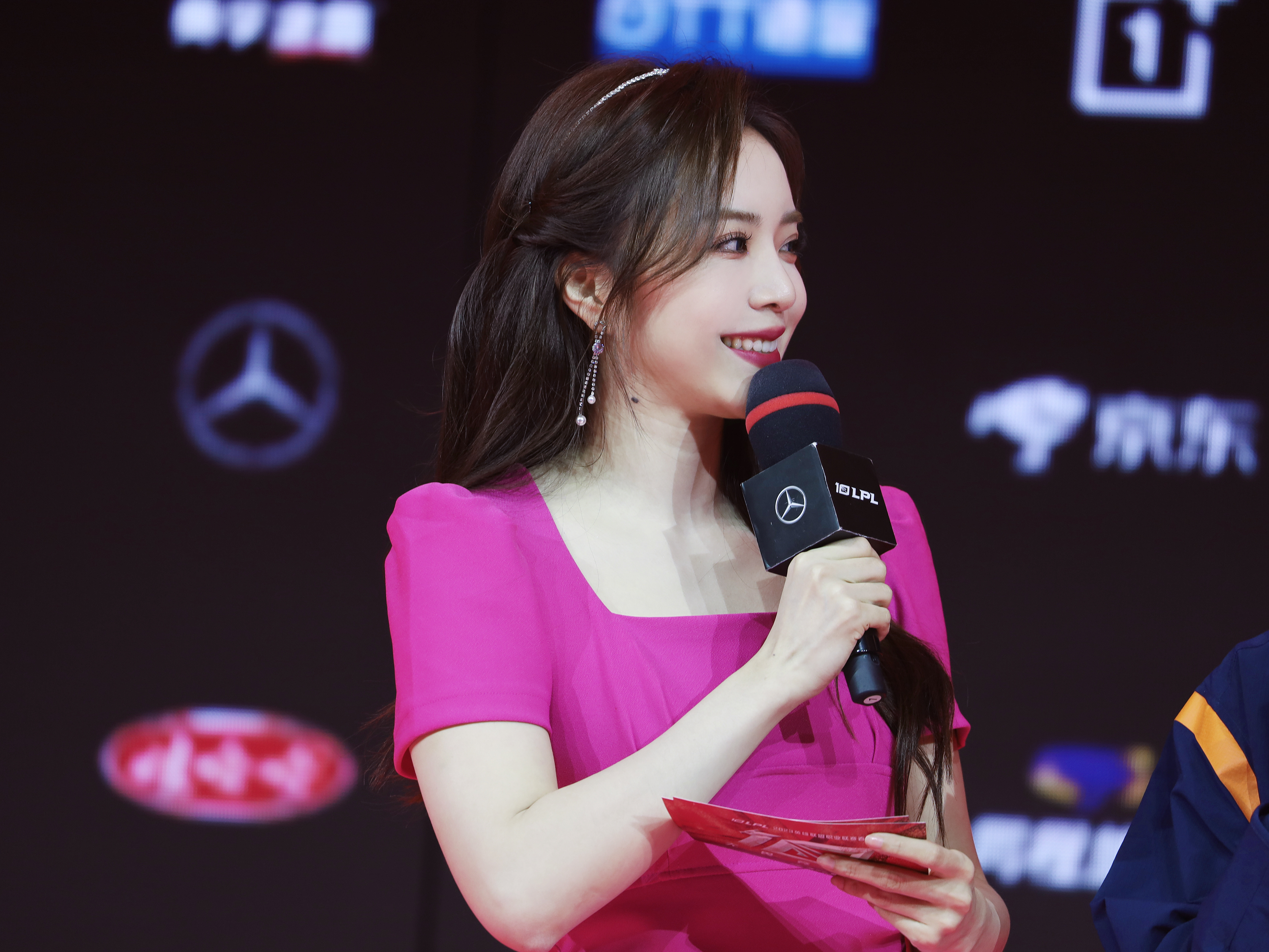 余霜主持lpl春季赛,粉色礼服搭配一字带透明高跟,女神气质满分
