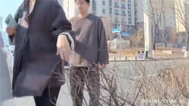 车主下车后车辆自行溜走 狂拉隐藏式把手打不开最终撞车