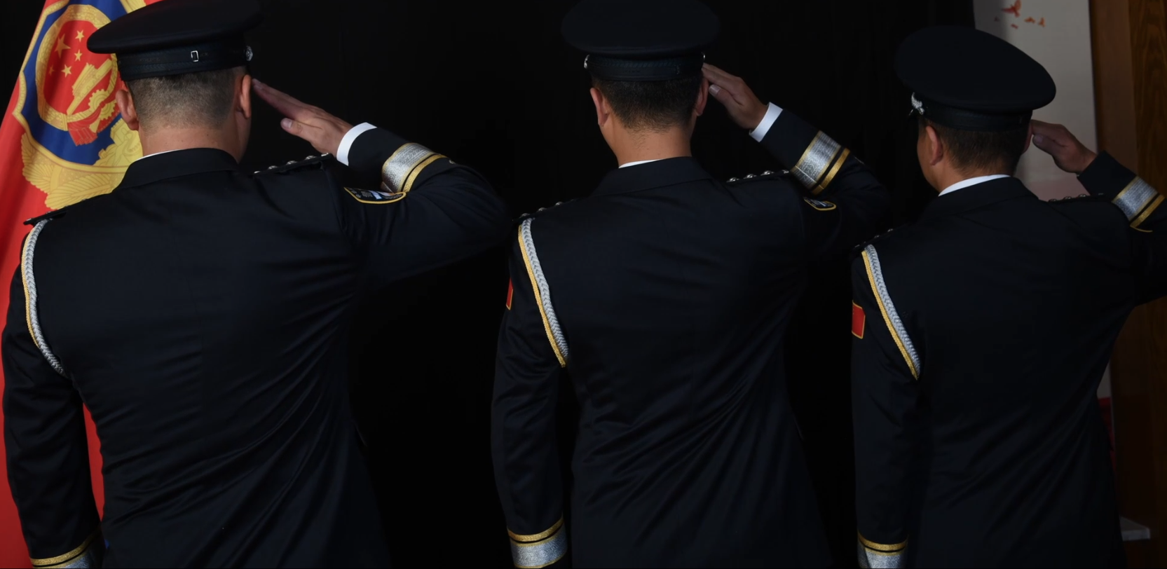 缉毒民警拍警察节纪念照齐刷刷背对相机