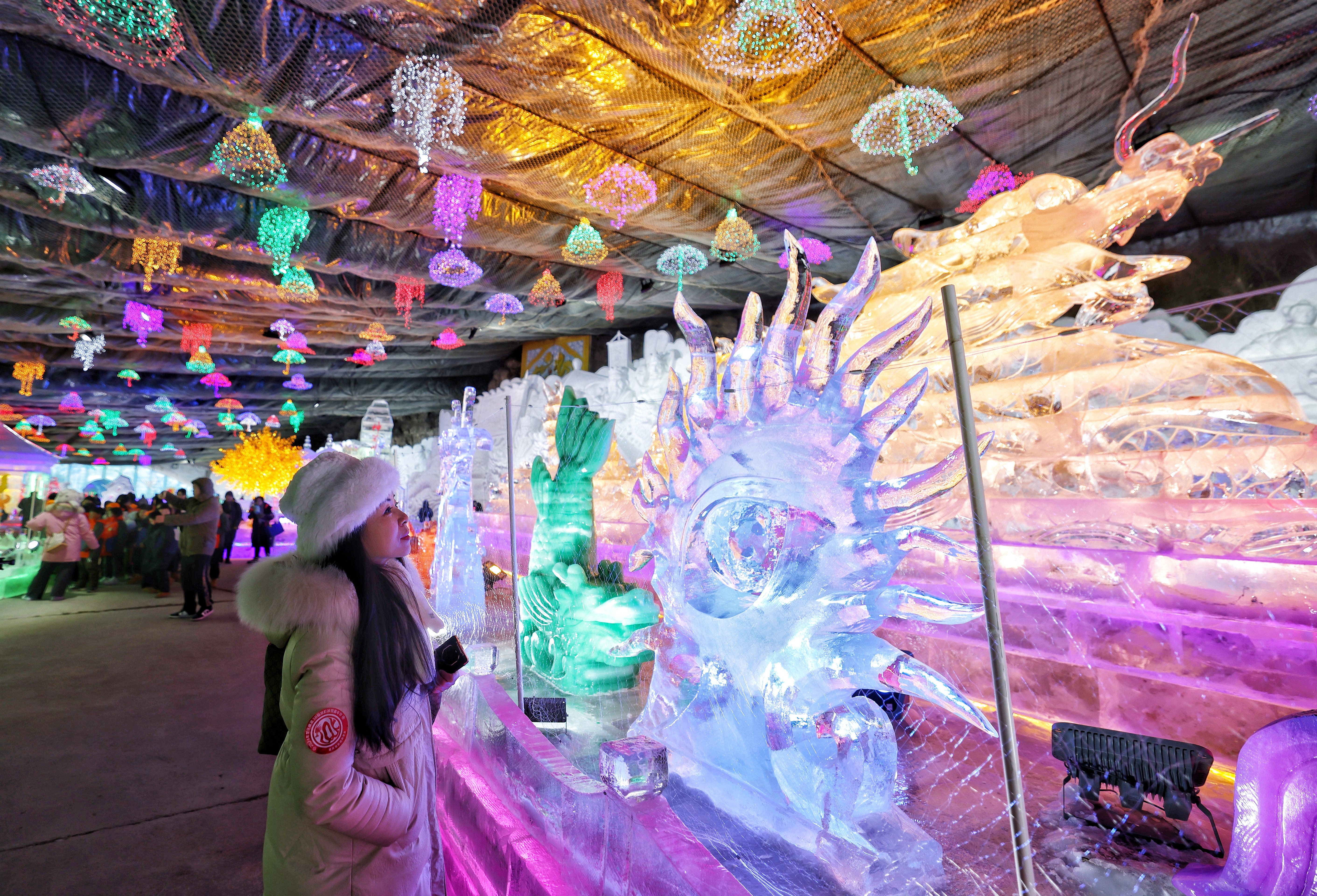 延庆龙庆峡冰灯冰雪嘉年华启动,1万平方米冰川峡谷上线