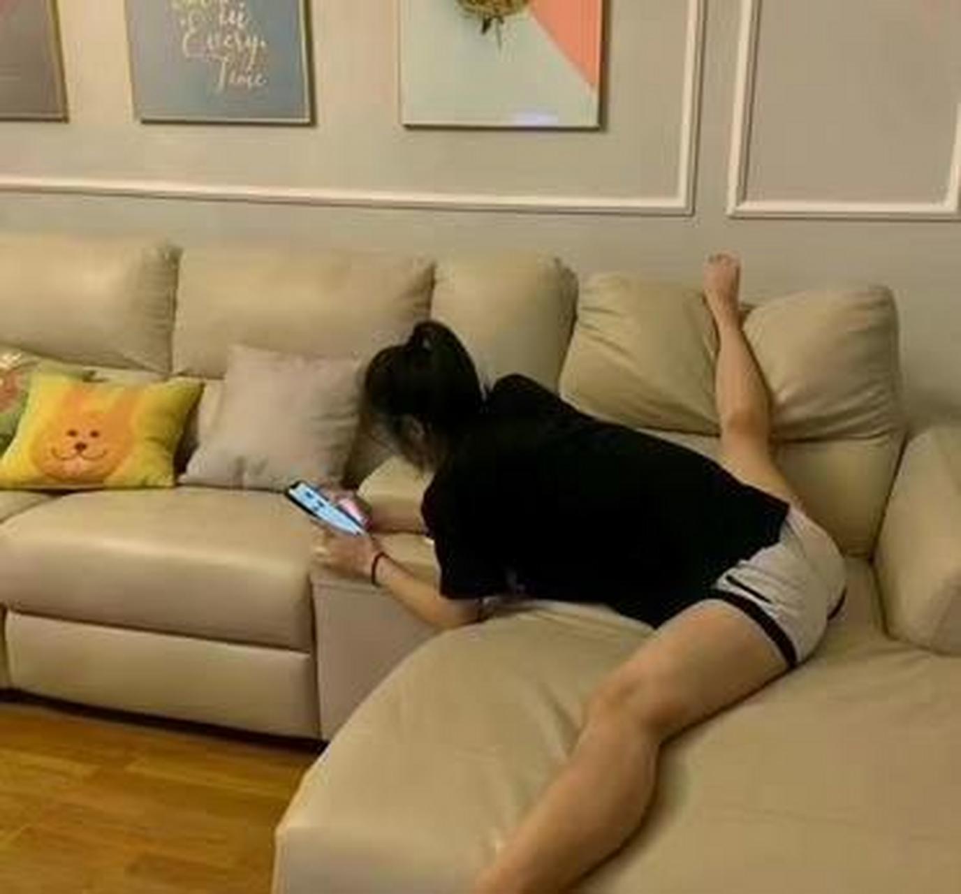 老婆在家这样压腿,会不会把腿压坏啊?