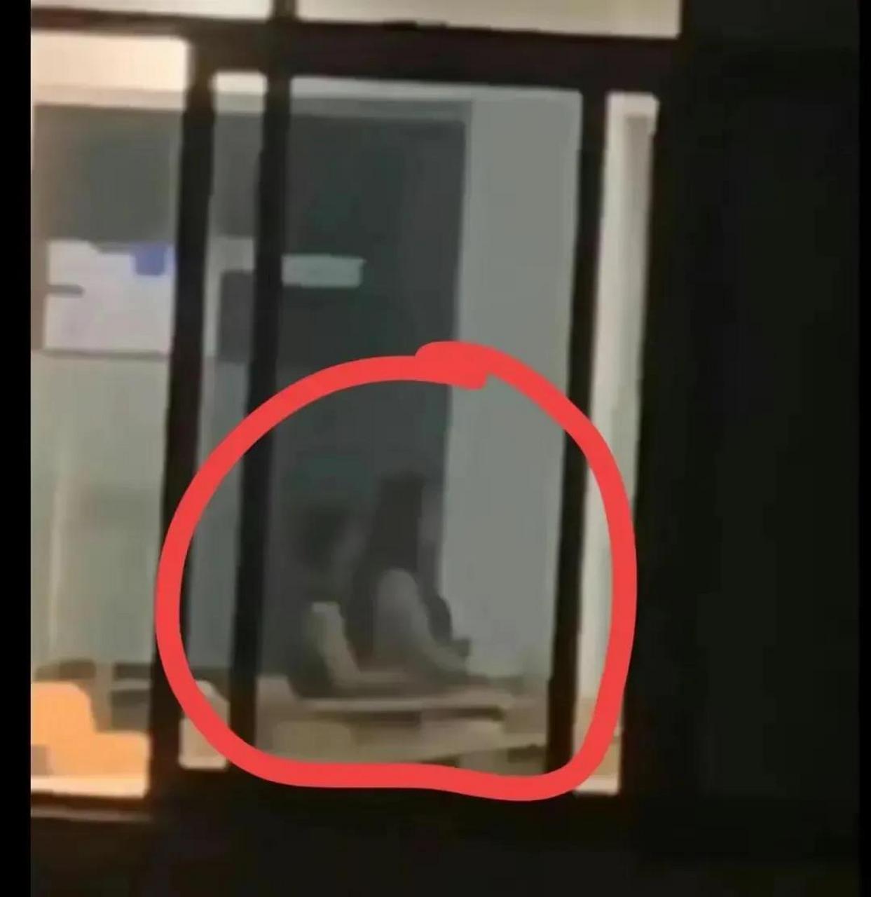 大学生情侣晚上教室"做运动"还不关灯,楼下大批同学围观,长枪短炮一阵