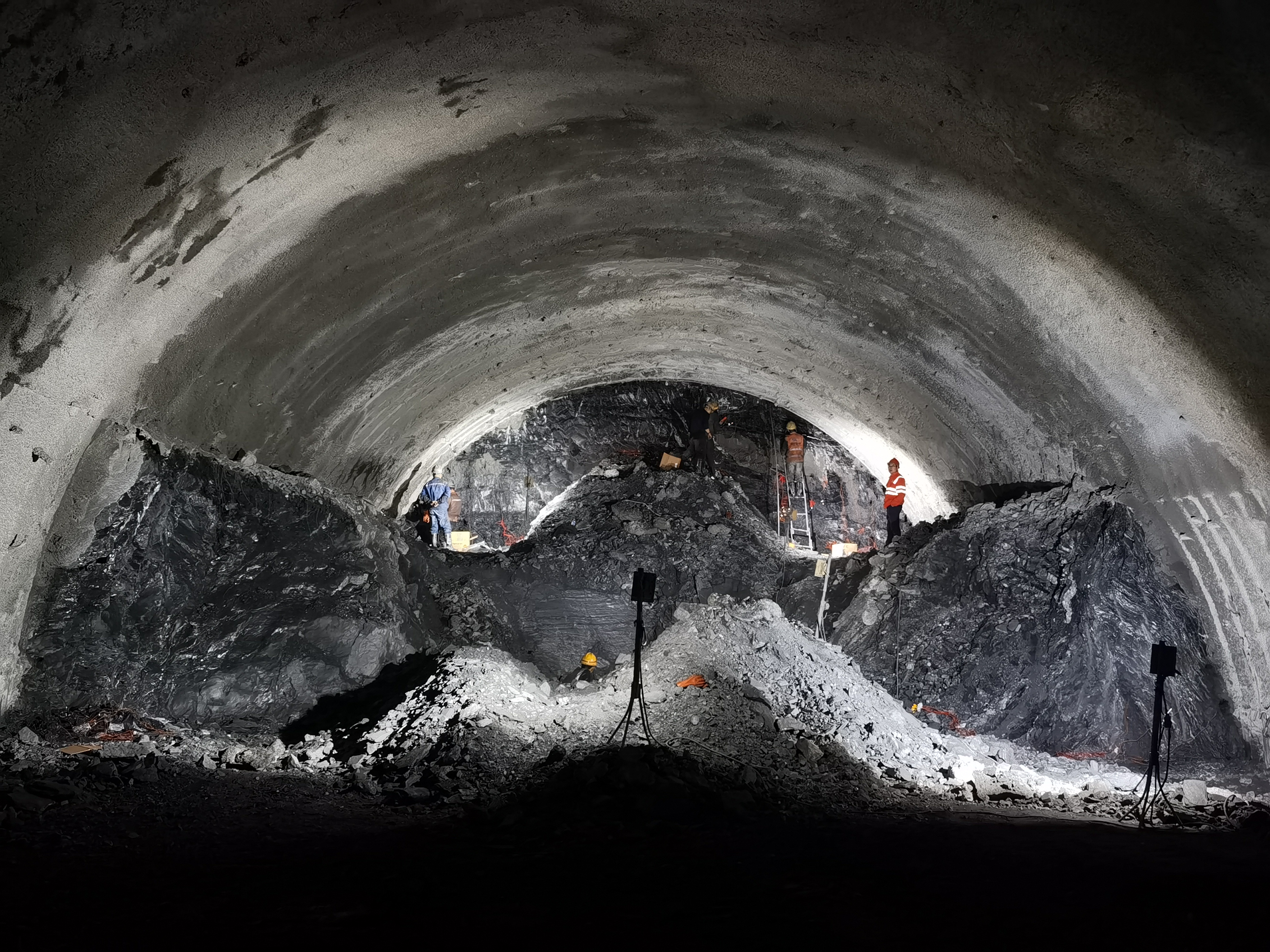 兰海高速渭武定西段木寨岭特长隧道贯通仪式在漳县举行