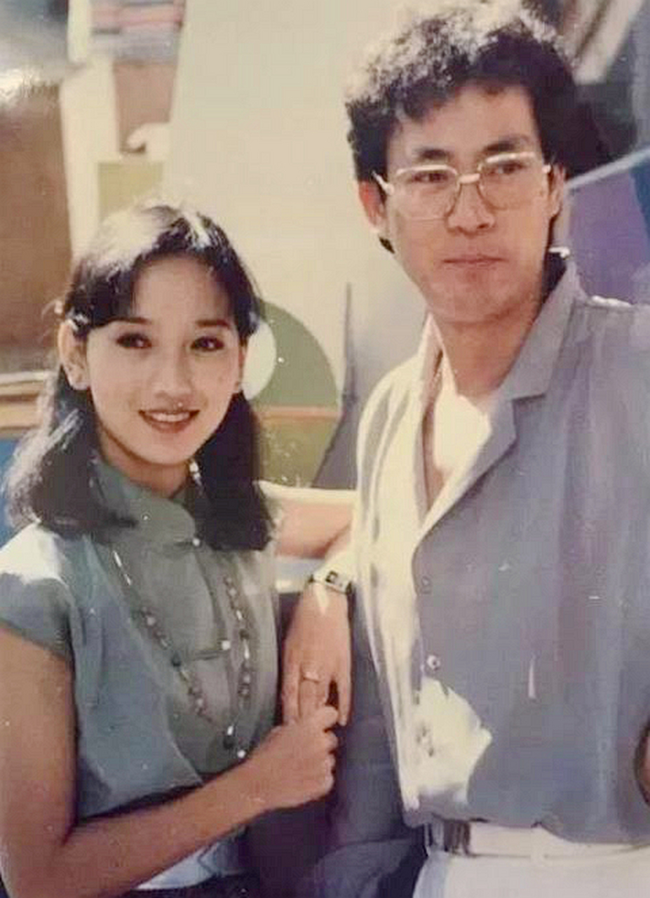 80年代,郑少秋与赵雅芝的合影,被誉为中国古装最美男子和中国最美女子