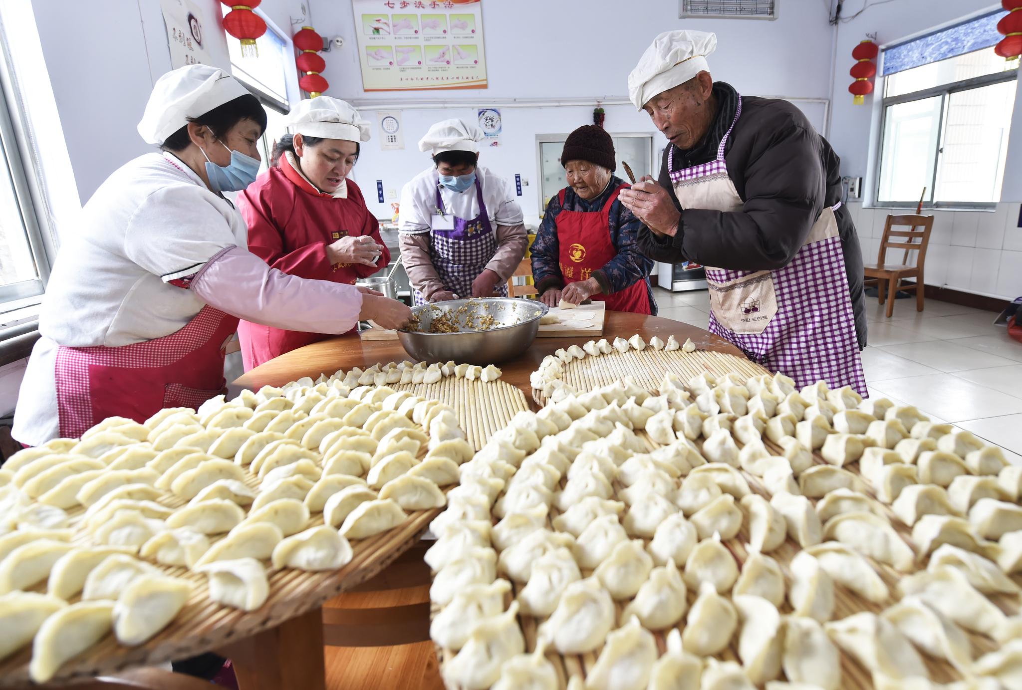 春节活动照片包饺子图片