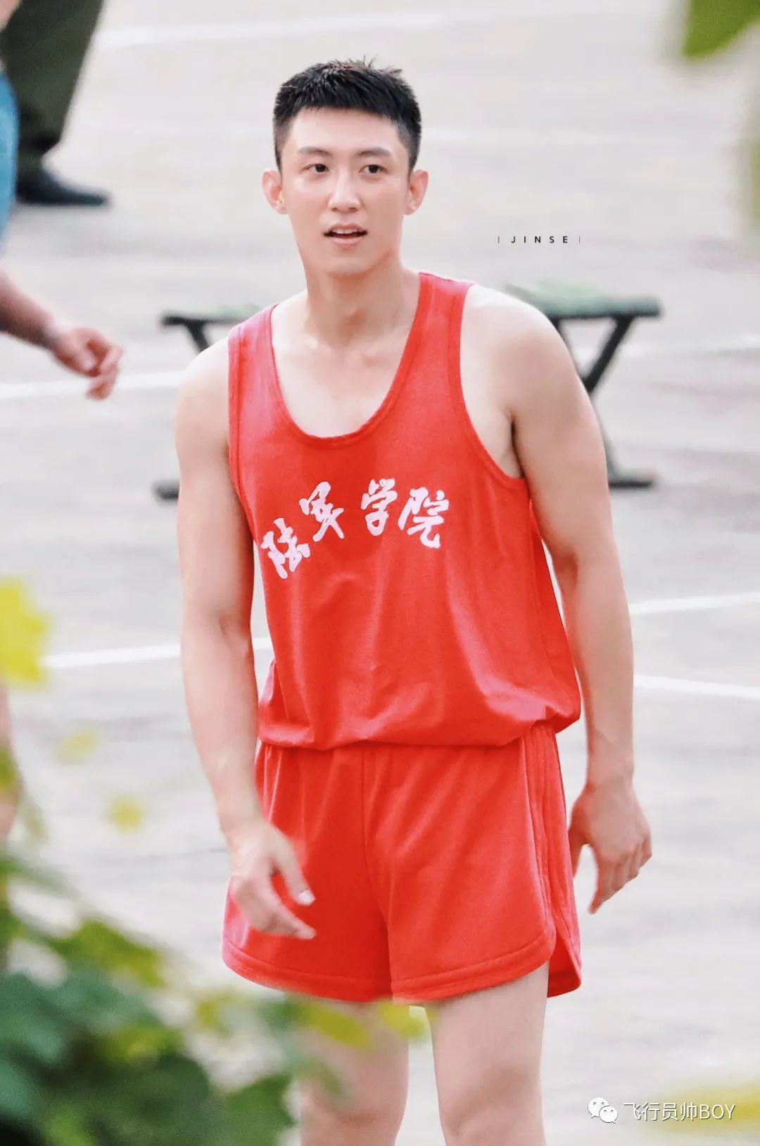 黄景瑜新戏穿红短裤打篮球,跳起来的视频就看了一百遍!