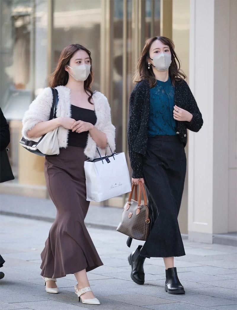 被日本女生街拍圈粉了!不穿花裙,吊带,少穿运动鞋,反而更高级