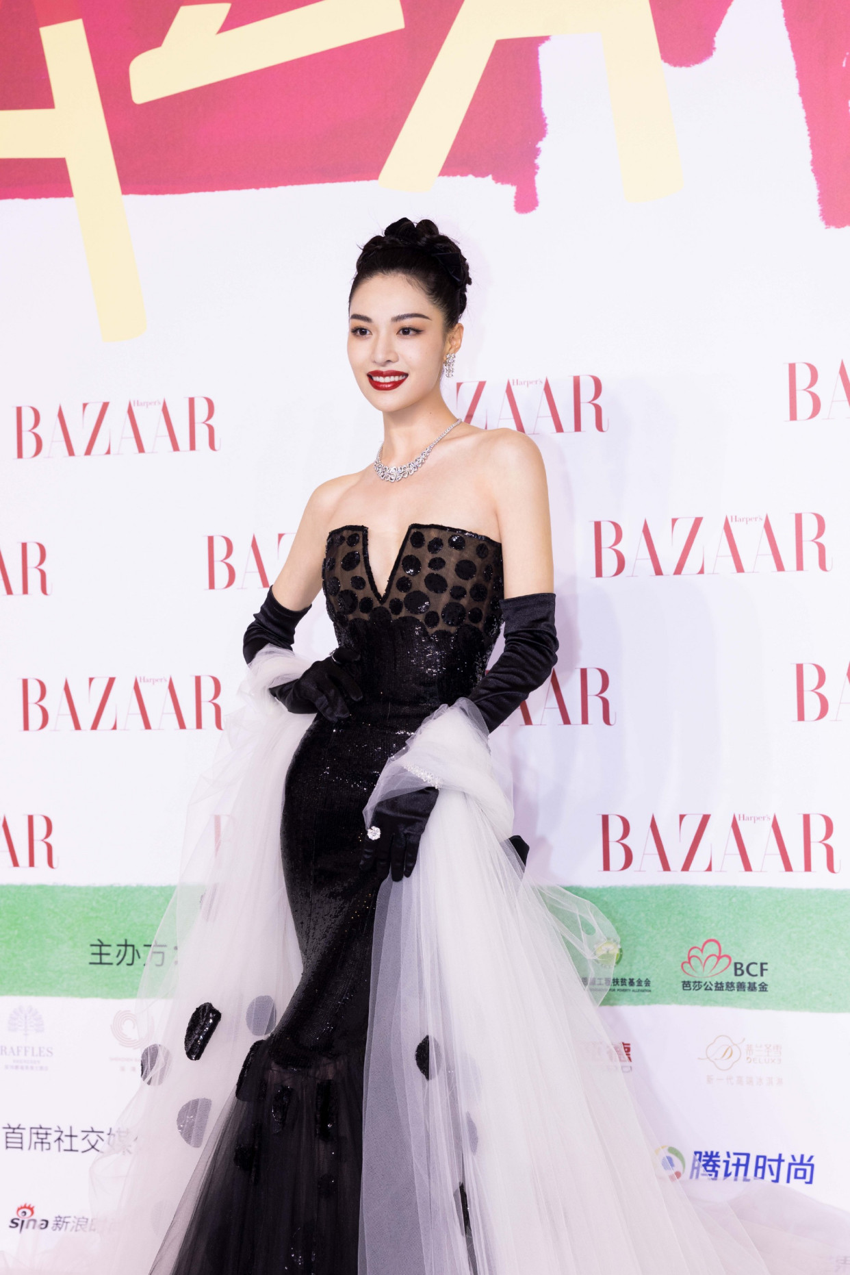 红毯上的钟楚曦真放得开,穿抹胸鱼尾裙优雅又性感,美成了焦点