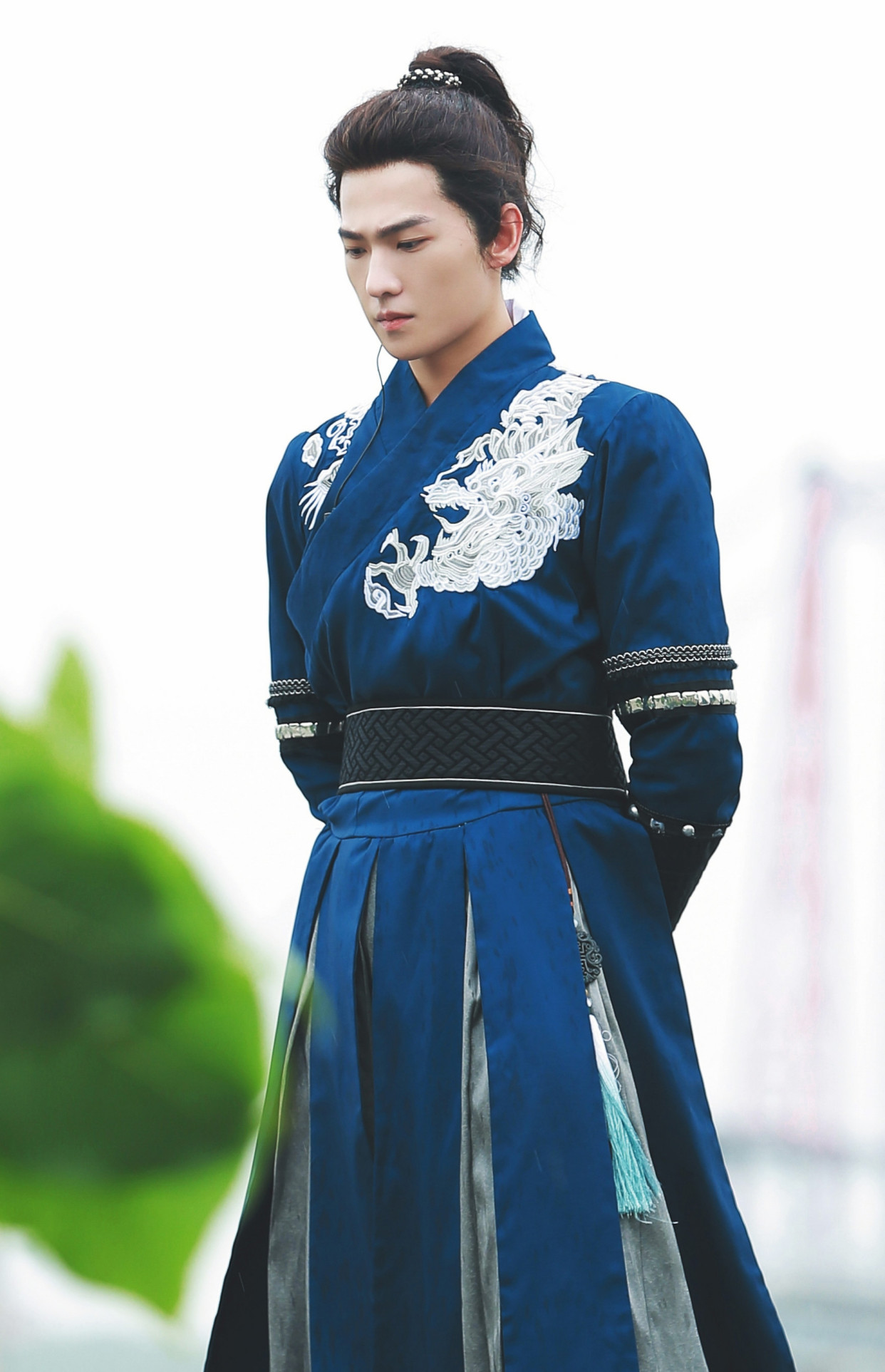 杨洋真有气质,穿古装还敢配"超短马尾",英俊又消失,侠气十足