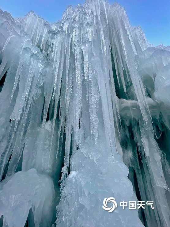 北京延庆冰瀑晶莹剔透 千姿百态蔚为壮观
