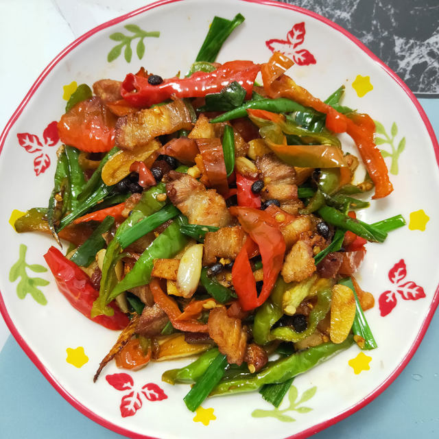 青红椒炒肉,香辣入味,好吃下饭