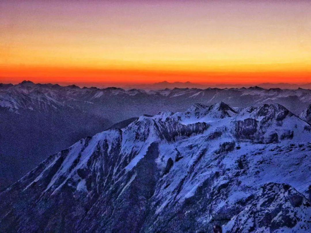 大家庆祝秋天的必备仪式感了,进入金秋九月,达古冰川日出云海耀眼万分