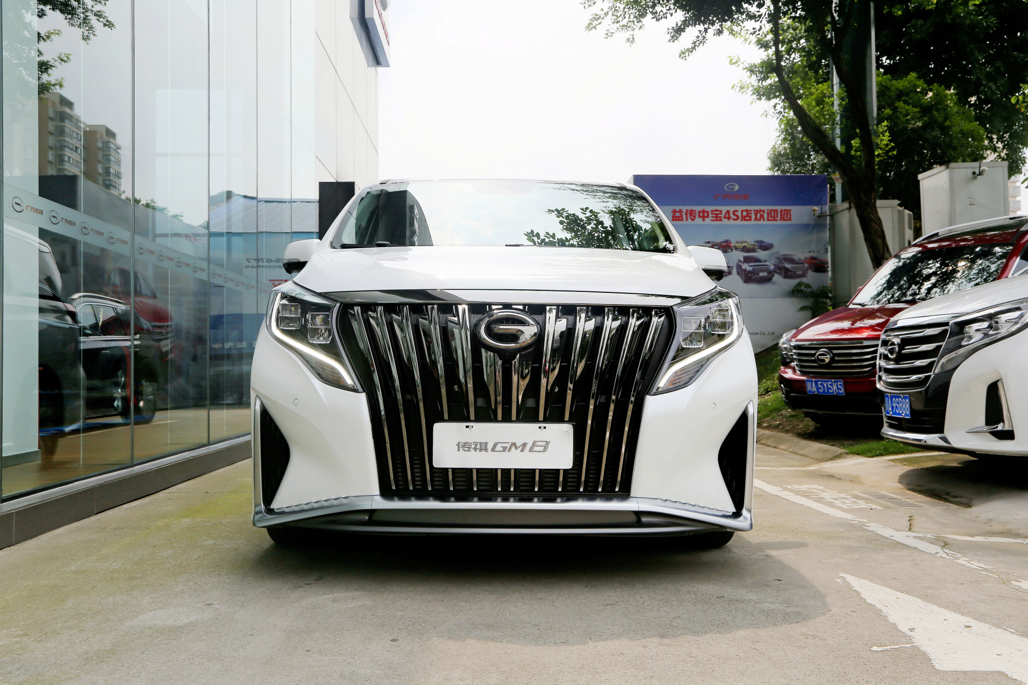 嫌gl8不豪奢,埃尔法不舒服?广汽这"大师版"mpv评价不错,24万