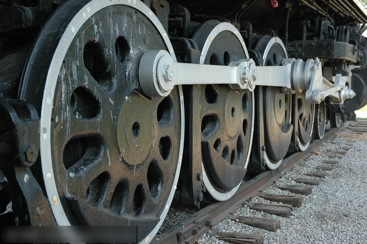 在理想的牵引条件下,火车轮是不会出现打滑的