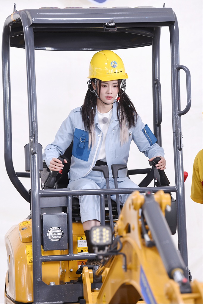 白鹿《奔跑吧》黄河篇初亮相 少女感十足