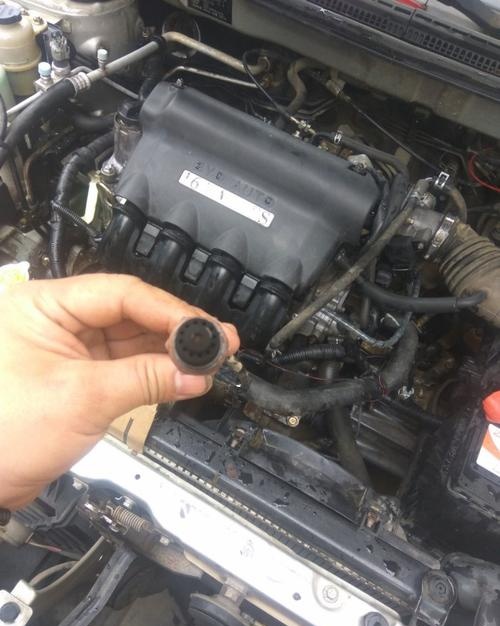 比亚迪f3氧传感器的位置在哪里?