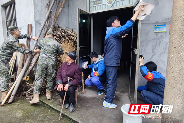 株洲市九方中學開展軍民共建學雷鋒活動