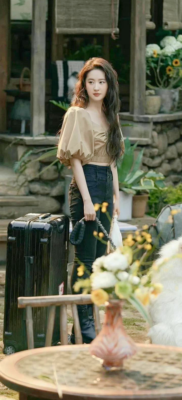 【穿搭】刘亦菲威尼斯电影节街拍.