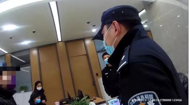 男子来窗口办业务,被一眼识破逃犯身份……一场斗智斗勇的抓捕行动