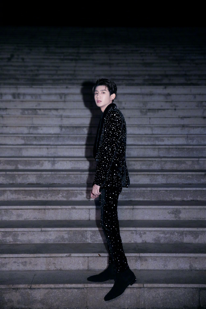 王源身着黑色西装酷劲十足!