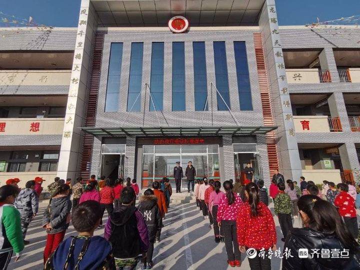 法制教育进课堂,泰安市良庄派出所到良庄镇凤凰小学上法制教育课