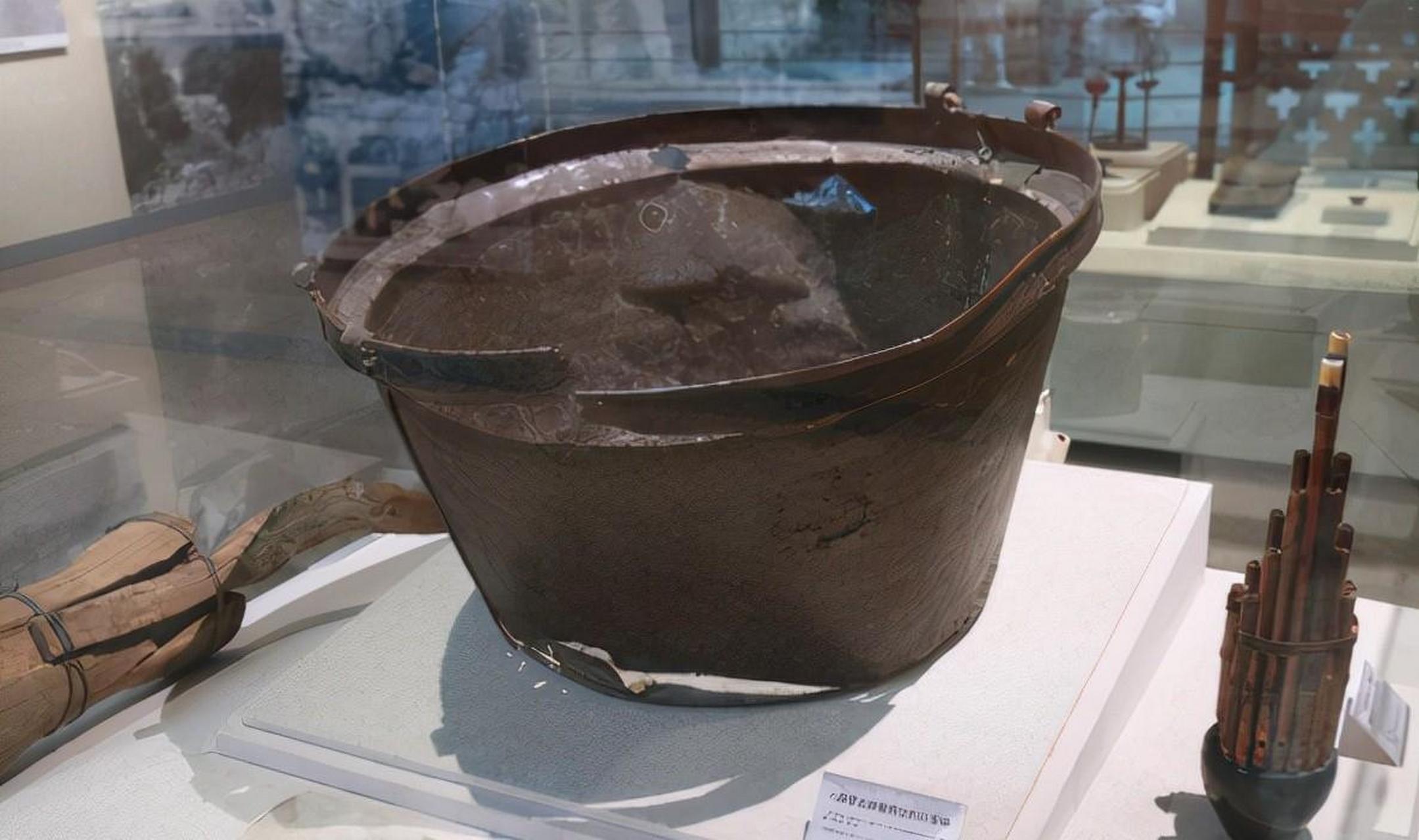 鬼子缴获了一口八路军的"行军锅",大佐以为是破获了八路军行动的踪迹