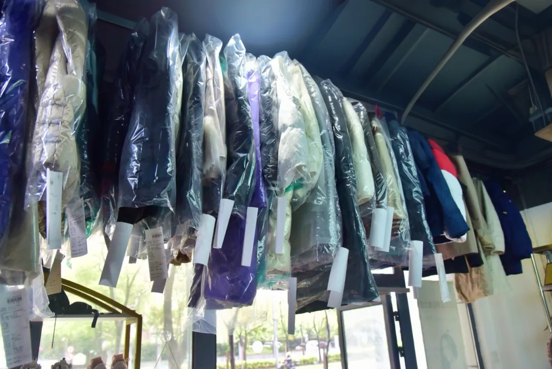 春季洗衣高峰,干洗店忙不停!