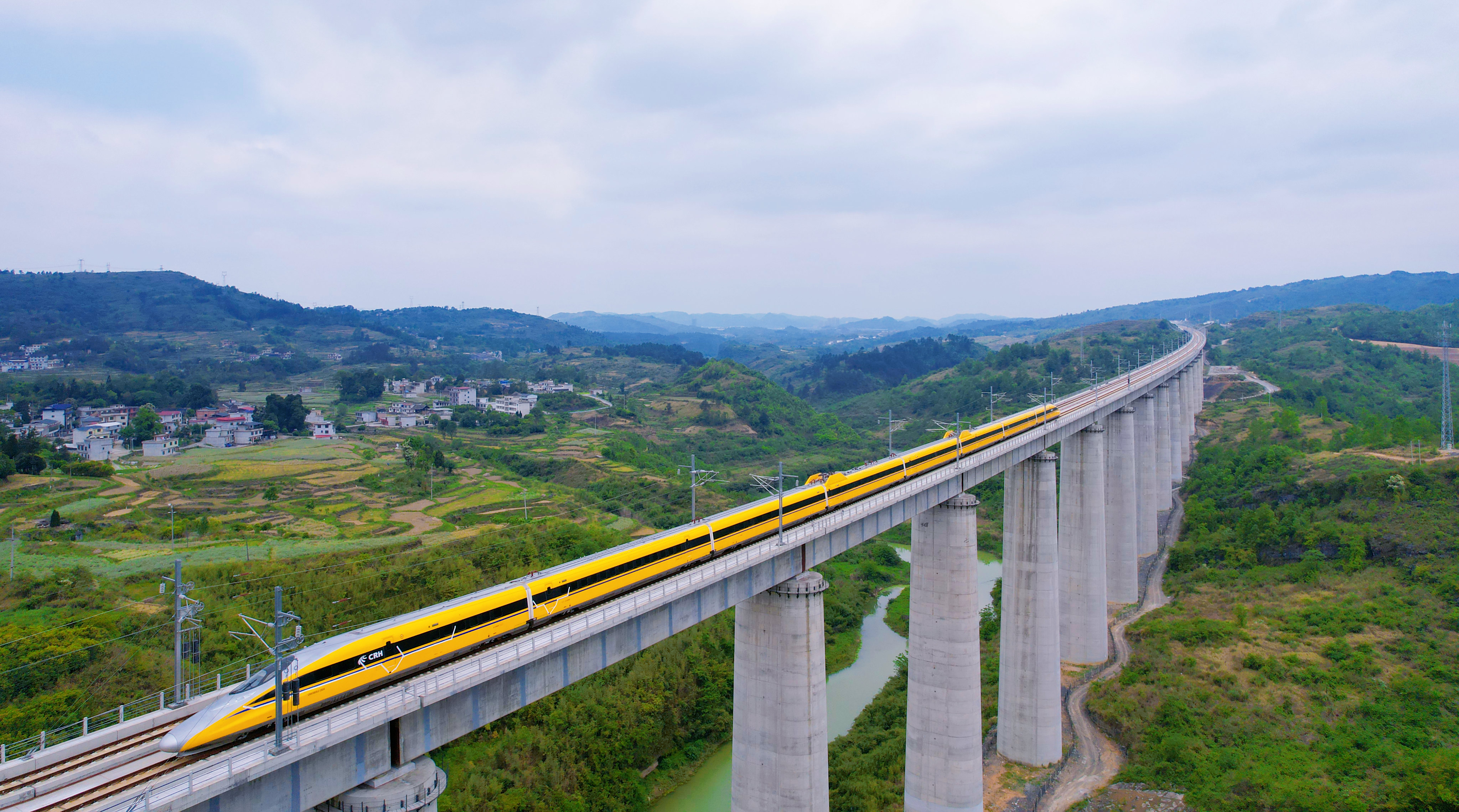 坐着高铁看贵州丨贵南高铁"黄医生"首次上线试跑
